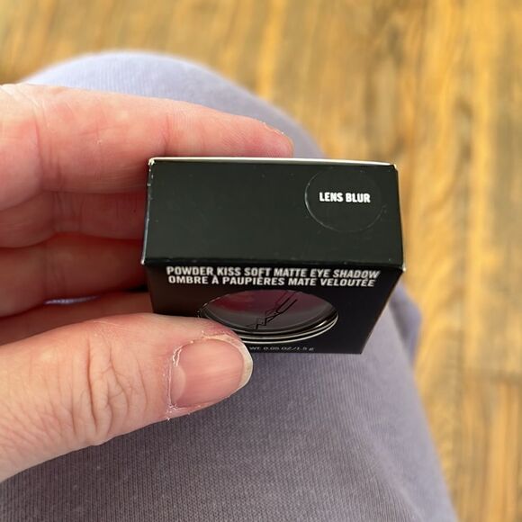 Mac Powder Kiss Soft Matte Eyeshadow Lens Blur - Picture 4 of 4